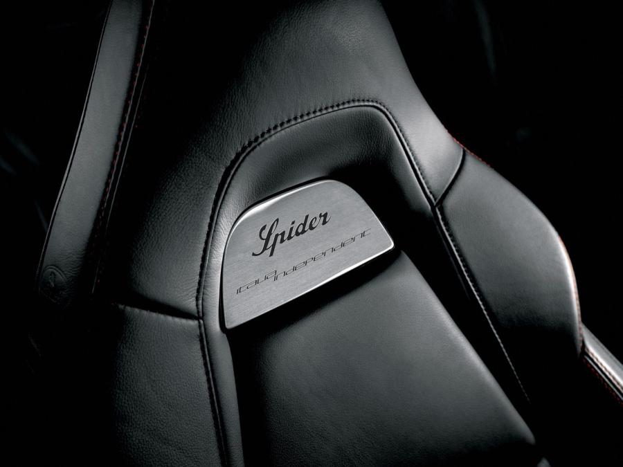 Детали интерьера Alfa Romeo Spider Italia Independent (939E) 2009 года  (фото 2 из 2)